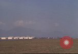 Image avion militaires et civiles américaines les aéronefs sont exploités sur aérodrome Da Nang au Vietnam, 1970, de la seconde 30 séquences d'archives historiques vidéo 65675064010