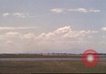 Image avion militaires et civiles américaines les aéronefs sont exploités sur aérodrome Da Nang au Vietnam, 1970, de la seconde 31 séquences d'archives historiques vidéo 65675064010
