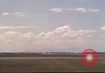 Image avion militaires et civiles américaines les aéronefs sont exploités sur aérodrome Da Nang au Vietnam, 1970, de la seconde 32 séquences d'archives historiques vidéo 65675064010