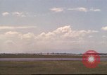 Image avion militaires et civiles américaines les aéronefs sont exploités sur aérodrome Da Nang au Vietnam, 1970, de la seconde 33 séquences d'archives historiques vidéo 65675064010