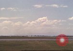 Image avion militaires et civiles américaines les aéronefs sont exploités sur aérodrome Da Nang au Vietnam, 1970, de la seconde 34 séquences d'archives historiques vidéo 65675064010