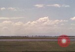 Image avion militaires et civiles américaines les aéronefs sont exploités sur aérodrome Da Nang au Vietnam, 1970, de la seconde 35 séquences d'archives historiques vidéo 65675064010
