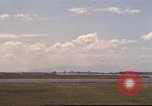 Image avion militaires et civiles américaines les aéronefs sont exploités sur aérodrome Da Nang au Vietnam, 1970, de la seconde 36 séquences d'archives historiques vidéo 65675064010