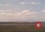 Image avion militaires et civiles américaines les aéronefs sont exploités sur aérodrome Da Nang au Vietnam, 1970, de la seconde 37 séquences d'archives historiques vidéo 65675064010
