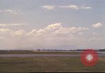 Image avion militaires et civiles américaines les aéronefs sont exploités sur aérodrome Da Nang au Vietnam, 1970, de la seconde 38 séquences d'archives historiques vidéo 65675064010