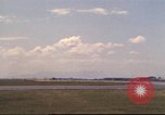 Image avion militaires et civiles américaines les aéronefs sont exploités sur aérodrome Da Nang au Vietnam, 1970, de la seconde 39 séquences d'archives historiques vidéo 65675064010