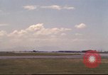 Image avion militaires et civiles américaines les aéronefs sont exploités sur aérodrome Da Nang au Vietnam, 1970, de la seconde 40 séquences d'archives historiques vidéo 65675064010