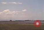 Image avion militaires et civiles américaines les aéronefs sont exploités sur aérodrome Da Nang au Vietnam, 1970, de la seconde 41 séquences d'archives historiques vidéo 65675064010