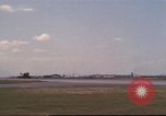 Image avion militaires et civiles américaines les aéronefs sont exploités sur aérodrome Da Nang au Vietnam, 1970, de la seconde 42 séquences d'archives historiques vidéo 65675064010