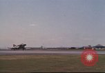 Image avion militaires et civiles américaines les aéronefs sont exploités sur aérodrome Da Nang au Vietnam, 1970, de la seconde 43 séquences d'archives historiques vidéo 65675064010