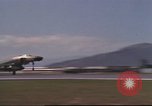 Image avion militaires et civiles américaines les aéronefs sont exploités sur aérodrome Da Nang au Vietnam, 1970, de la seconde 44 séquences d'archives historiques vidéo 65675064010