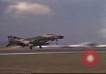 Image avion militaires et civiles américaines les aéronefs sont exploités sur aérodrome Da Nang au Vietnam, 1970, de la seconde 45 séquences d'archives historiques vidéo 65675064010
