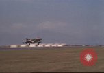 Image avion militaires et civiles américaines les aéronefs sont exploités sur aérodrome Da Nang au Vietnam, 1970, de la seconde 46 séquences d'archives historiques vidéo 65675064010