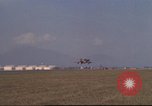 Image avion militaires et civiles américaines les aéronefs sont exploités sur aérodrome Da Nang au Vietnam, 1970, de la seconde 47 séquences d'archives historiques vidéo 65675064010