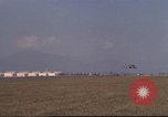 Image avion militaires et civiles américaines les aéronefs sont exploités sur aérodrome Da Nang au Vietnam, 1970, de la seconde 48 séquences d'archives historiques vidéo 65675064010