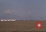 Image avion militaires et civiles américaines les aéronefs sont exploités sur aérodrome Da Nang au Vietnam, 1970, de la seconde 49 séquences d'archives historiques vidéo 65675064010
