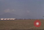 Image avion militaires et civiles américaines les aéronefs sont exploités sur aérodrome Da Nang au Vietnam, 1970, de la seconde 50 séquences d'archives historiques vidéo 65675064010