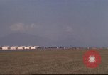 Image avion militaires et civiles américaines les aéronefs sont exploités sur aérodrome Da Nang au Vietnam, 1970, de la seconde 51 séquences d'archives historiques vidéo 65675064010