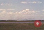 Image avion militaires et civiles américaines les aéronefs sont exploités sur aérodrome Da Nang au Vietnam, 1970, de la seconde 52 séquences d'archives historiques vidéo 65675064010