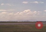 Image avion militaires et civiles américaines les aéronefs sont exploités sur aérodrome Da Nang au Vietnam, 1970, de la seconde 53 séquences d'archives historiques vidéo 65675064010