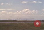 Image avion militaires et civiles américaines les aéronefs sont exploités sur aérodrome Da Nang au Vietnam, 1970, de la seconde 54 séquences d'archives historiques vidéo 65675064010