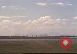 Image avion militaires et civiles américaines les aéronefs sont exploités sur aérodrome Da Nang au Vietnam, 1970, de la seconde 55 séquences d'archives historiques vidéo 65675064010