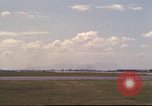 Image avion militaires et civiles américaines les aéronefs sont exploités sur aérodrome Da Nang au Vietnam, 1970, de la seconde 56 séquences d'archives historiques vidéo 65675064010