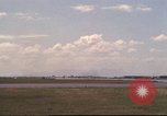 Image avion militaires et civiles américaines les aéronefs sont exploités sur aérodrome Da Nang au Vietnam, 1970, de la seconde 58 séquences d'archives historiques vidéo 65675064010