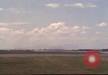 Image avion militaires et civiles américaines les aéronefs sont exploités sur aérodrome Da Nang au Vietnam, 1970, de la seconde 59 séquences d'archives historiques vidéo 65675064010