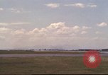 Image avion militaires et civiles américaines les aéronefs sont exploités sur aérodrome Da Nang au Vietnam, 1970, de la seconde 60 séquences d'archives historiques vidéo 65675064010