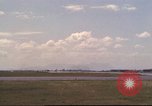 Image avion militaires et civiles américaines les aéronefs sont exploités sur aérodrome Da Nang au Vietnam, 1970, de la seconde 61 séquences d'archives historiques vidéo 65675064010