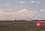 Image avion militaires et civiles américaines les aéronefs sont exploités sur aérodrome Da Nang au Vietnam, 1970, de la seconde 62 séquences d'archives historiques vidéo 65675064010