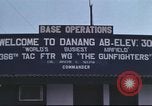 Image C-130 des taxis à la rampe et troupes débarquent Da Nang au Vietnam, 1970, de la seconde 30 séquences d'archives historiques vidéo 65675064012
