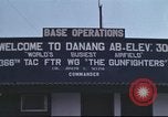 Image C-130 des taxis à la rampe et troupes débarquent Da Nang au Vietnam, 1970, de la seconde 33 séquences d'archives historiques vidéo 65675064012