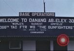 Image C-130 des taxis à la rampe et troupes débarquent Da Nang au Vietnam, 1970, de la seconde 38 séquences d'archives historiques vidéo 65675064012