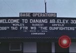 Image C-130 des taxis à la rampe et troupes débarquent Da Nang au Vietnam, 1970, de la seconde 41 séquences d'archives historiques vidéo 65675064012