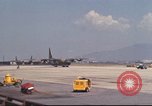 Image C-130 des taxis à la rampe et troupes débarquent Da Nang au Vietnam, 1970, de la seconde 42 séquences d'archives historiques vidéo 65675064012