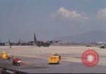 Image C-130 des taxis à la rampe et troupes débarquent Da Nang au Vietnam, 1970, de la seconde 43 séquences d'archives historiques vidéo 65675064012