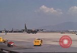 Image C-130 des taxis à la rampe et troupes débarquent Da Nang au Vietnam, 1970, de la seconde 44 séquences d'archives historiques vidéo 65675064012