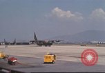 Image C-130 des taxis à la rampe et troupes débarquent Da Nang au Vietnam, 1970, de la seconde 45 séquences d'archives historiques vidéo 65675064012