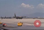 Image C-130 des taxis à la rampe et troupes débarquent Da Nang au Vietnam, 1970, de la seconde 46 séquences d'archives historiques vidéo 65675064012