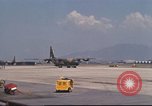 Image C-130 des taxis à la rampe et troupes débarquent Da Nang au Vietnam, 1970, de la seconde 47 séquences d'archives historiques vidéo 65675064012