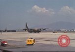 Image C-130 des taxis à la rampe et troupes débarquent Da Nang au Vietnam, 1970, de la seconde 48 séquences d'archives historiques vidéo 65675064012