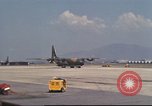 Image C-130 des taxis à la rampe et troupes débarquent Da Nang au Vietnam, 1970, de la seconde 49 séquences d'archives historiques vidéo 65675064012