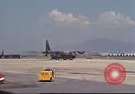 Image C-130 des taxis à la rampe et troupes débarquent Da Nang au Vietnam, 1970, de la seconde 50 séquences d'archives historiques vidéo 65675064012
