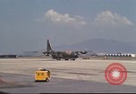Image C-130 des taxis à la rampe et troupes débarquent Da Nang au Vietnam, 1970, de la seconde 51 séquences d'archives historiques vidéo 65675064012
