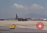 Image C-130 des taxis à la rampe et troupes débarquent Da Nang au Vietnam, 1970, de la seconde 52 séquences d'archives historiques vidéo 65675064012