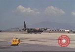 Image C-130 des taxis à la rampe et troupes débarquent Da Nang au Vietnam, 1970, de la seconde 53 séquences d'archives historiques vidéo 65675064012