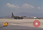 Image C-130 des taxis à la rampe et troupes débarquent Da Nang au Vietnam, 1970, de la seconde 54 séquences d'archives historiques vidéo 65675064012