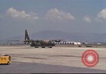 Image C-130 des taxis à la rampe et troupes débarquent Da Nang au Vietnam, 1970, de la seconde 55 séquences d'archives historiques vidéo 65675064012